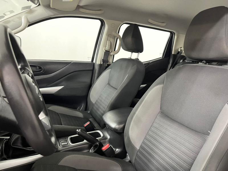 Nissan Comerciales Frontier y NP 300 Frontier Pick-Up 4 pts. Frontier SE, Doble Cab., L4, 2.5l, TM6, a/ac., VE, R-16 (cambio de línea) 2021